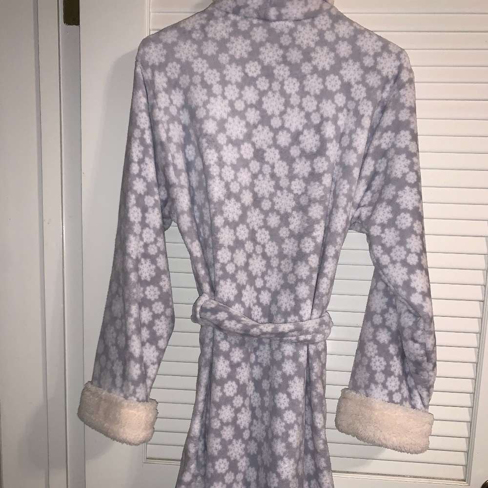 Snowflake Robe - Picture 2 of 2